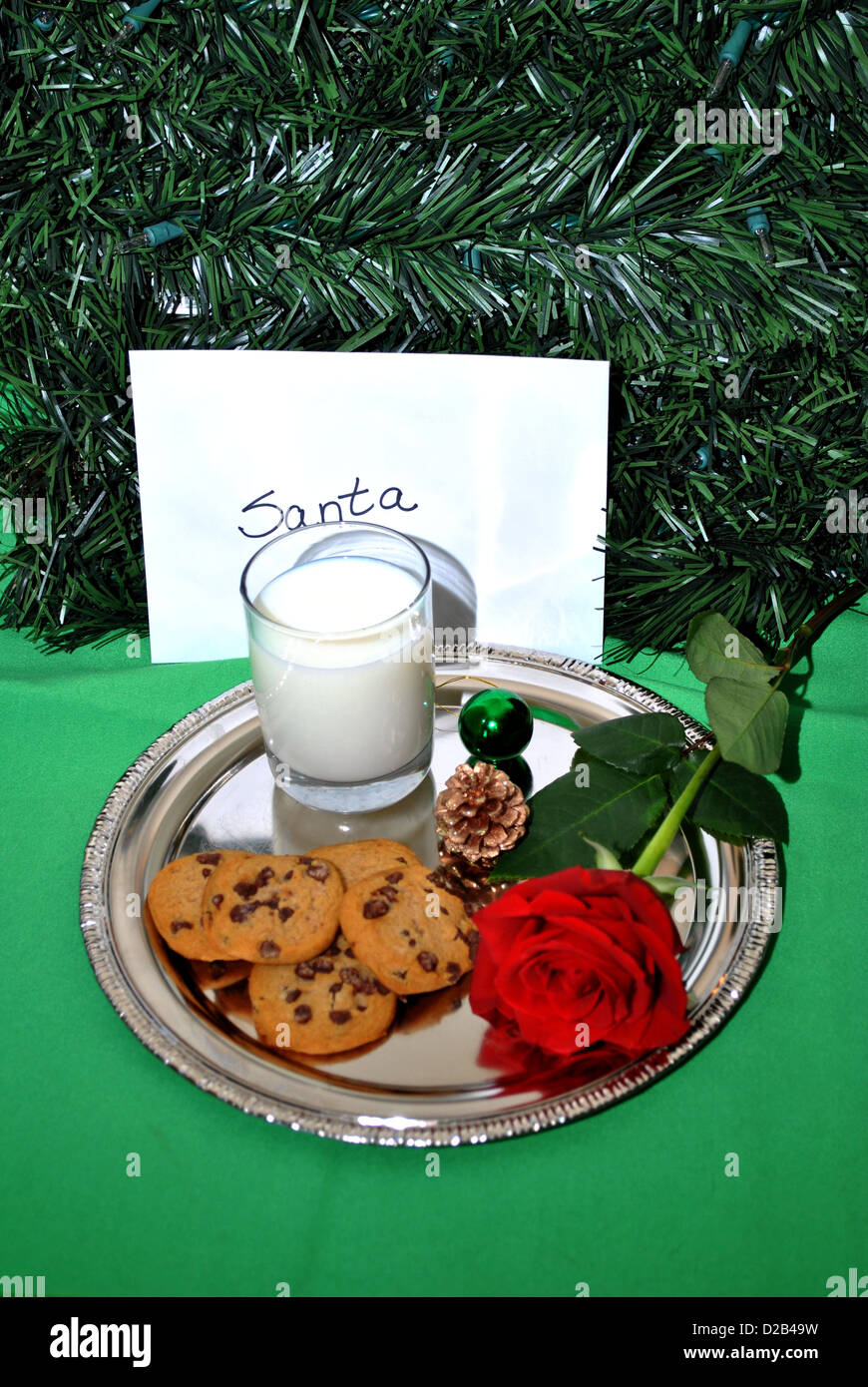 Weihnachtsplätzchen mit einer roten Rose Stockfoto