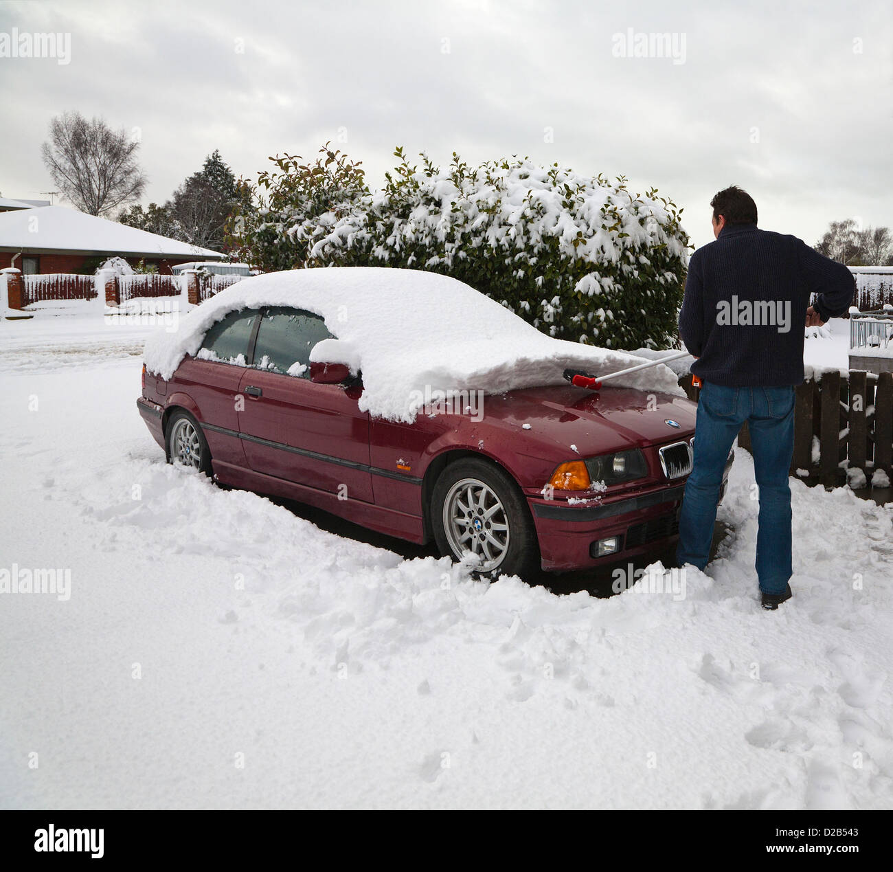 Schnee Von Der Vorderseite Des Autos Mit Einem Besen Räumen Stockfoto -  Bild von lang, obacht: 161849574