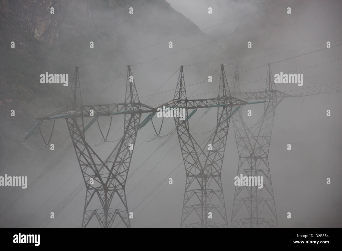 Bild von einigen Powerlines im Nebel Stockfoto