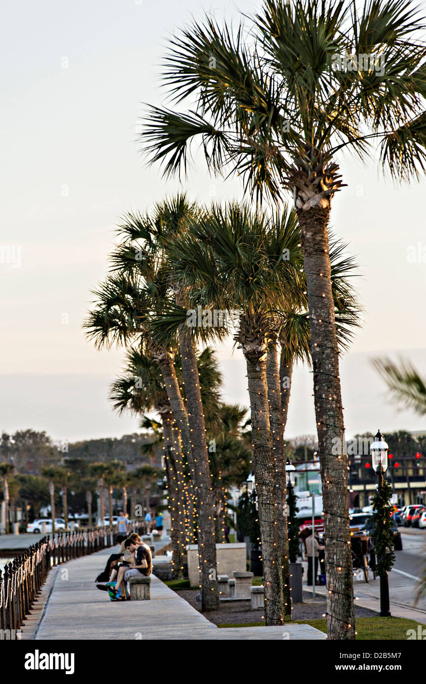 Leute betrachten Matanzas Bay von der Promenade entlang der Avenida Menendez in St. Augustine, Florida. Stockfoto