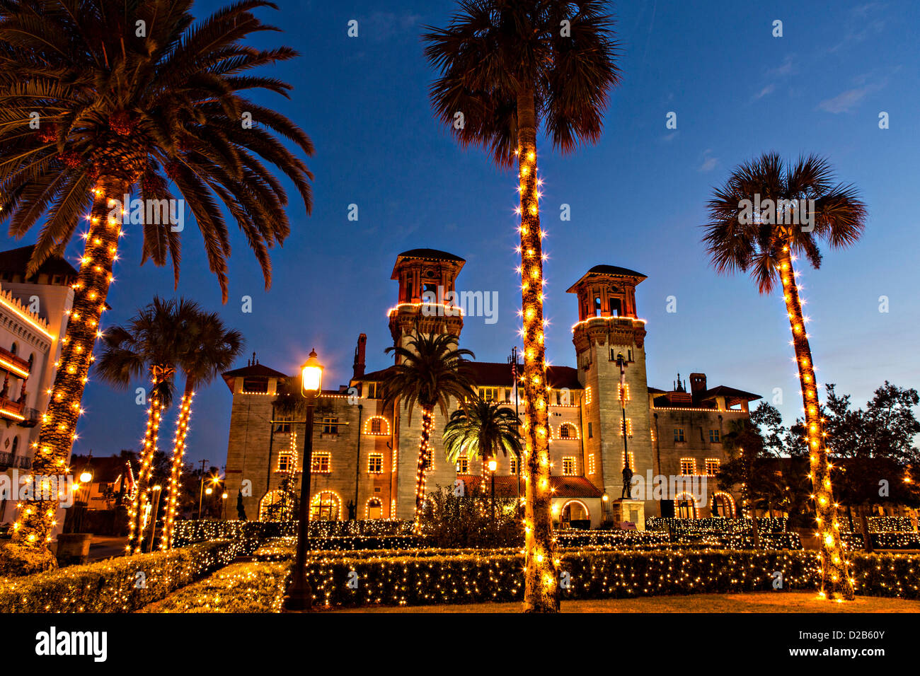 Weihnachtslichter schmücken das Lightner Museum in St. Augustine, Florida. Das Gebäude war ursprünglich das Alcazar Hotel. Stockfoto