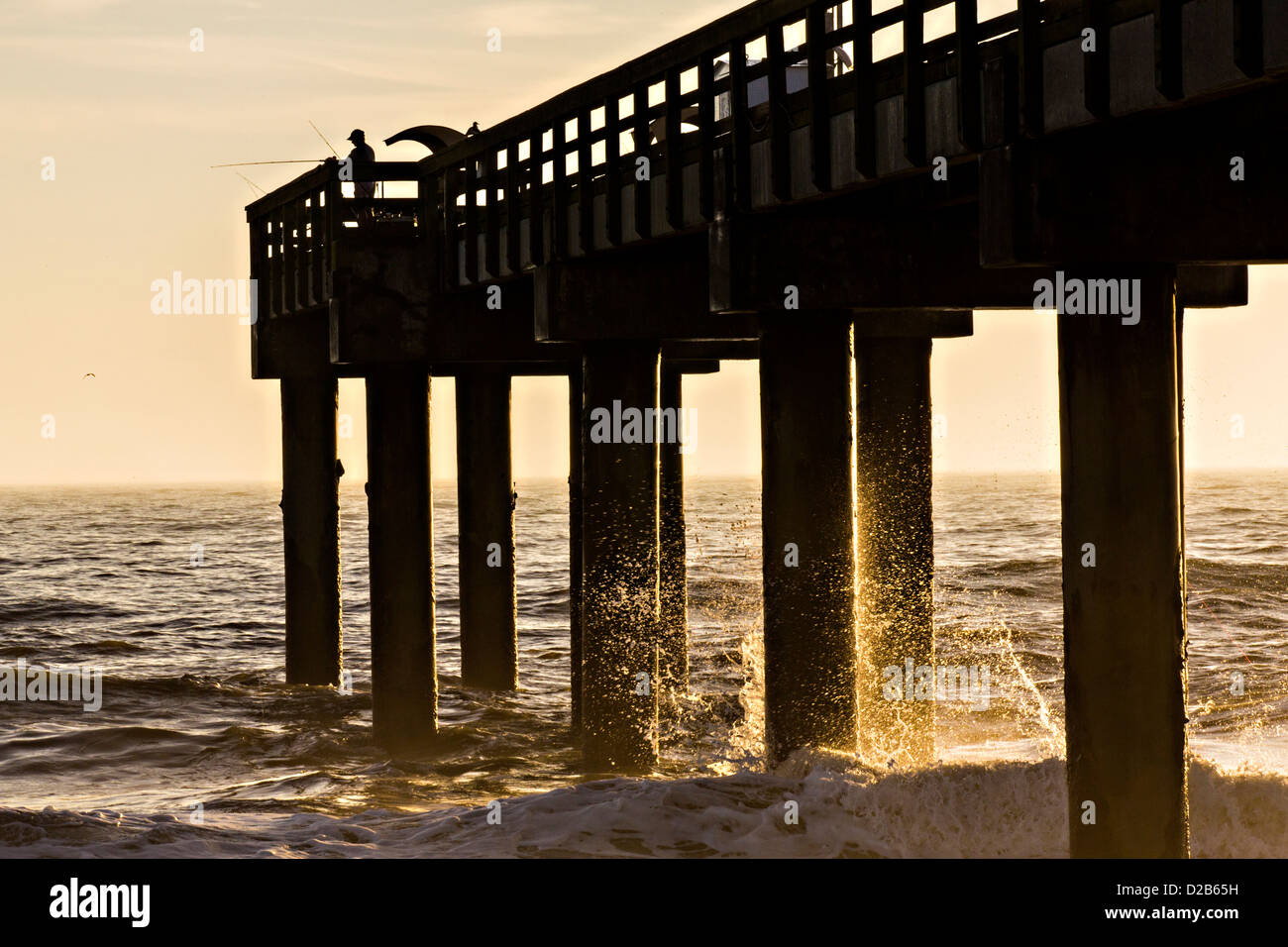 Sonnenaufgang über ein Angelsteg auf St. Augustine Beach, Florida. Stockfoto