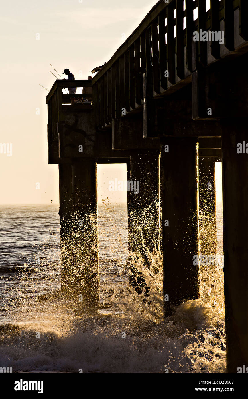 Sonnenaufgang über ein Angelsteg auf St. Augustine Beach, Florida. Stockfoto