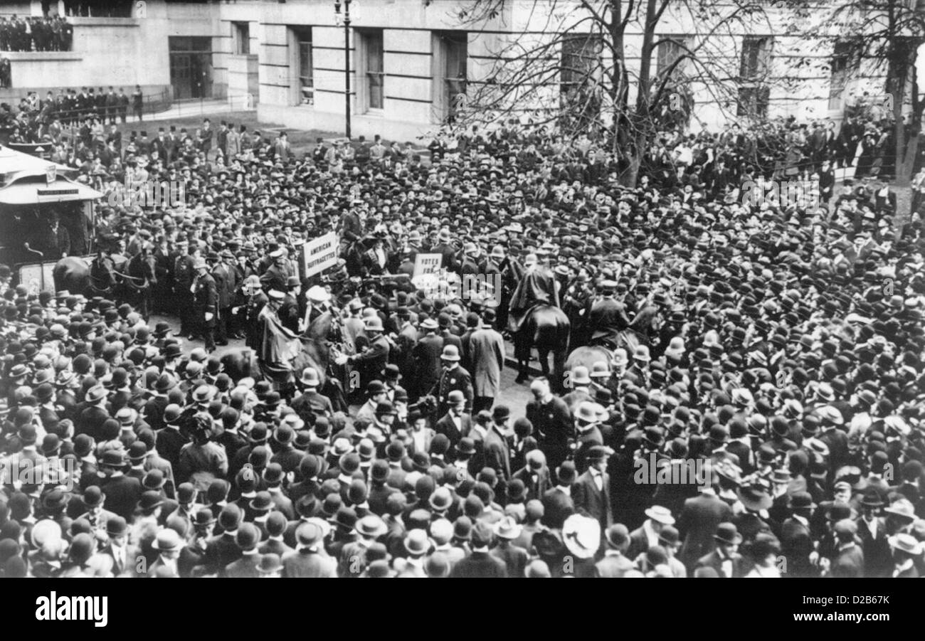 Menge, Frauenrechtlerinnen, 28. Oktober 1908 zu hören Stockfoto