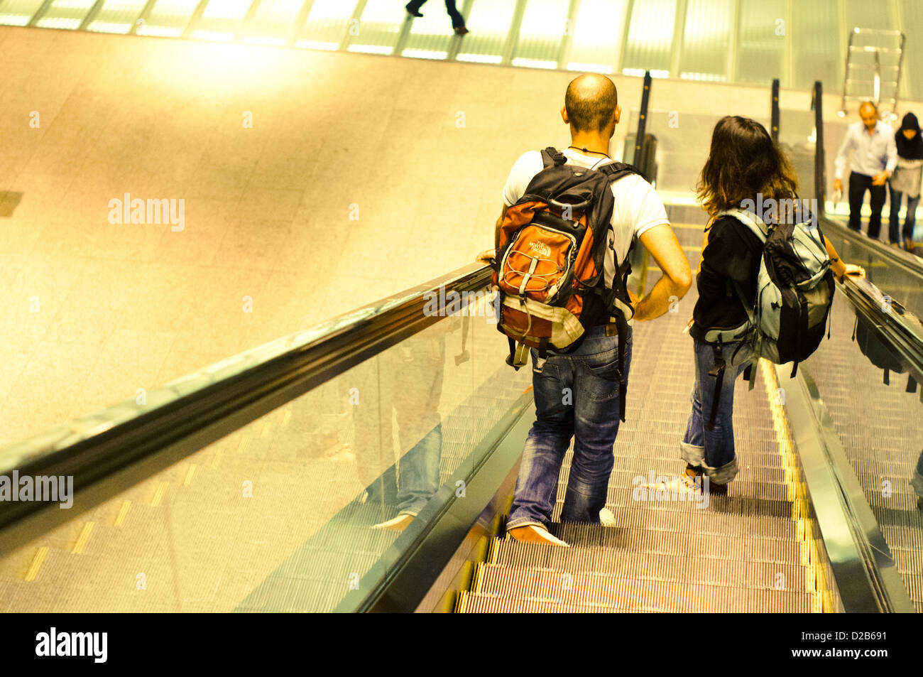 Reisende und Touristen auf Rolltreppen des Singapore Changi Airport. Stockfoto