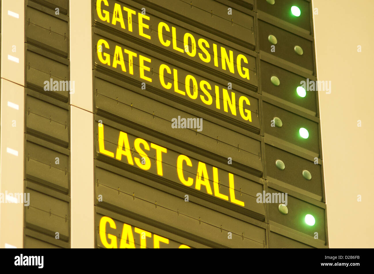 letzter Aufruf und Tor schließen Nachricht in Flughafen-Flug-Info-Tafel. Stockfoto