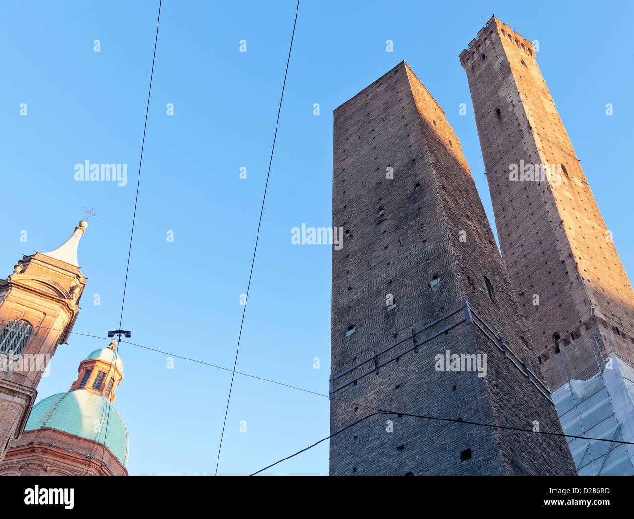 Blick auf zwei Tower - Symbol der Stadt unter blauem Himmel in Bologna, Italien Stockfoto