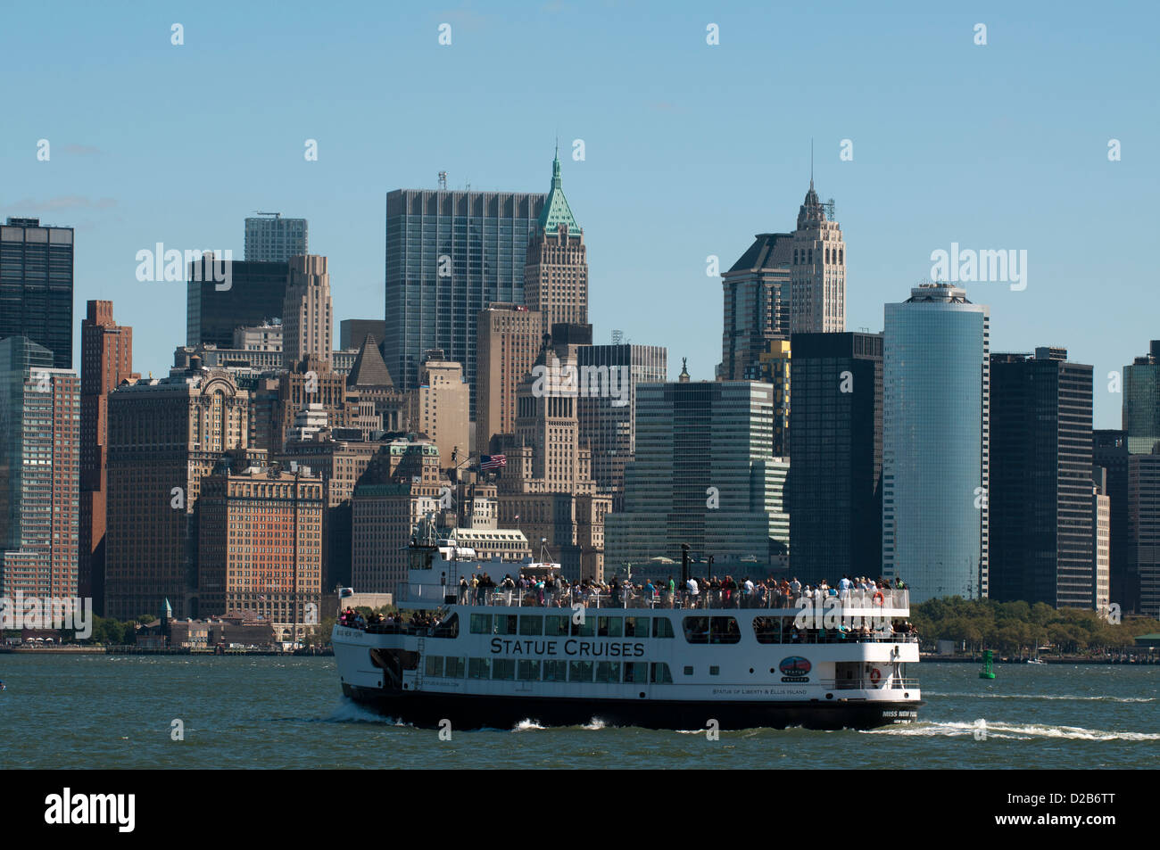Fähre auf dem Hudson River mit Blick auf Lower Manhattan hinaus. Stockfoto