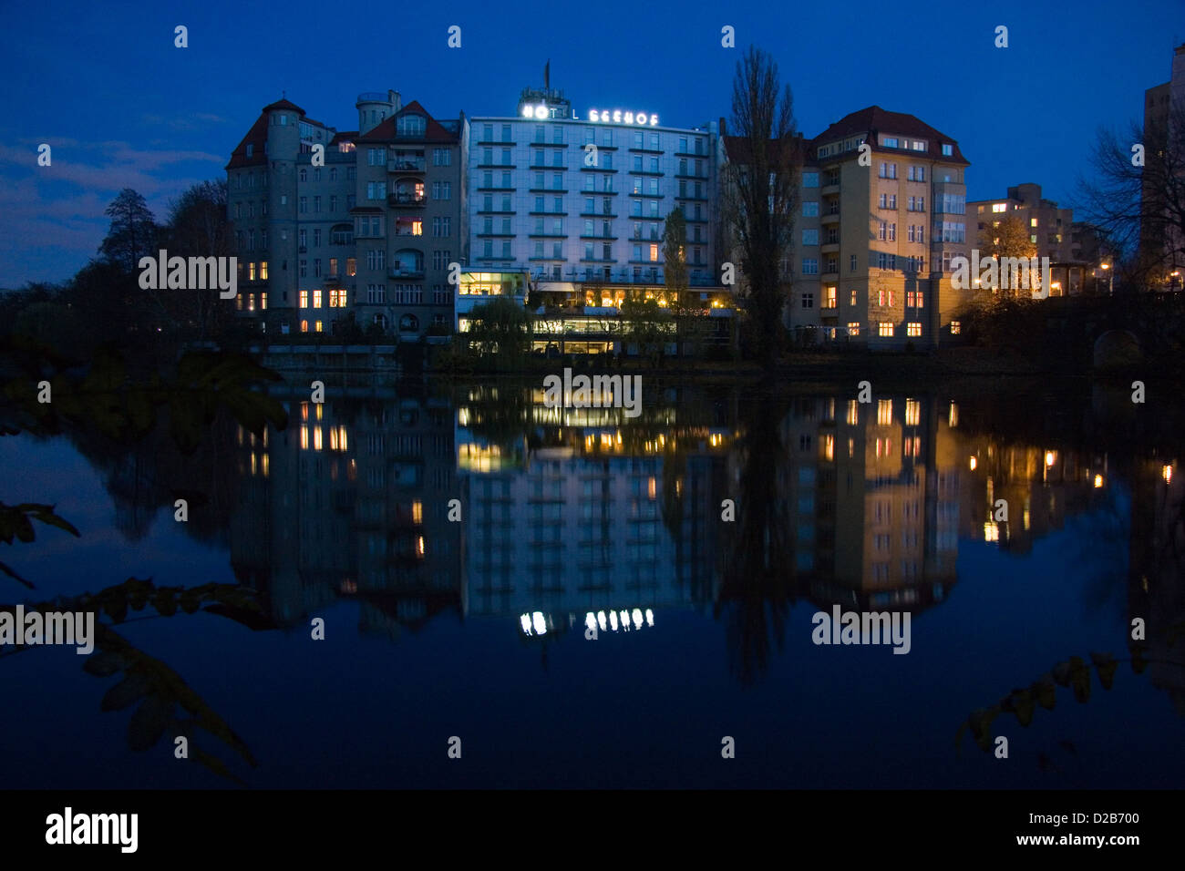 Berlin, Deutschland, Bank der Lietzensee in Wasser reflektiert Stockfoto