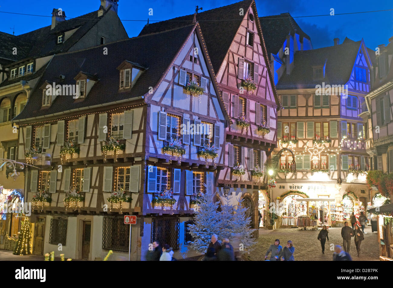 Colmar, Frankreich, Weihnachten Fachwerkhaeuser mit Massen in der Nähe von Klein-Venedig Stockfoto