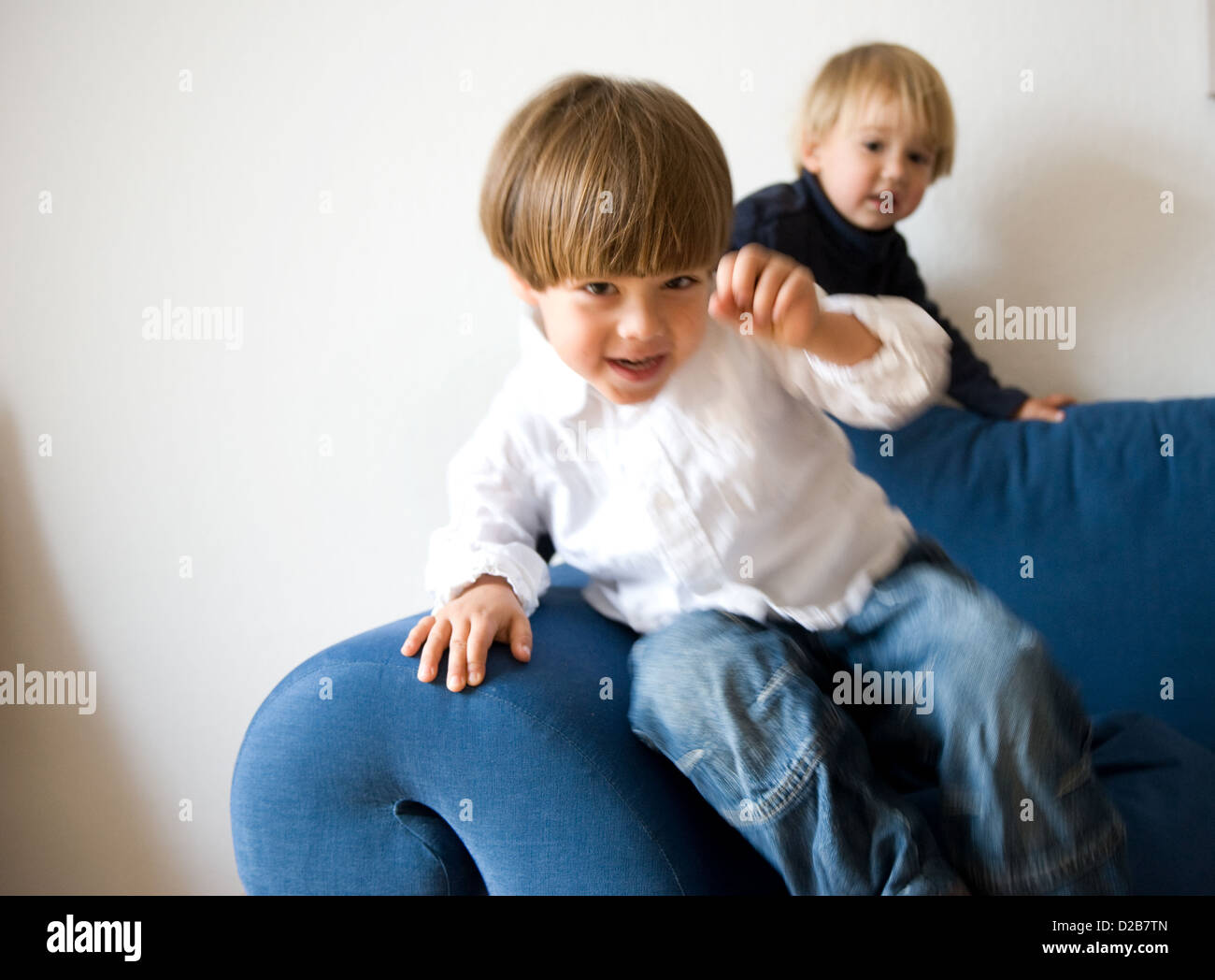 Berlin, Deutschland, zwei Brüder toben auf dem sofa Stockfoto