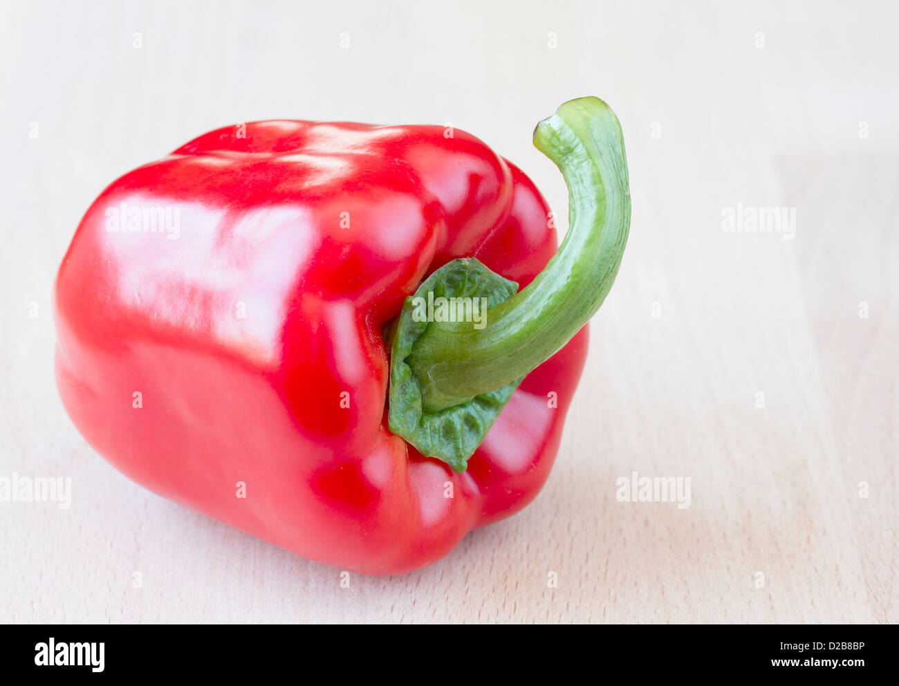 Rote Paprika auf hölzernen Hackstock Stockfoto