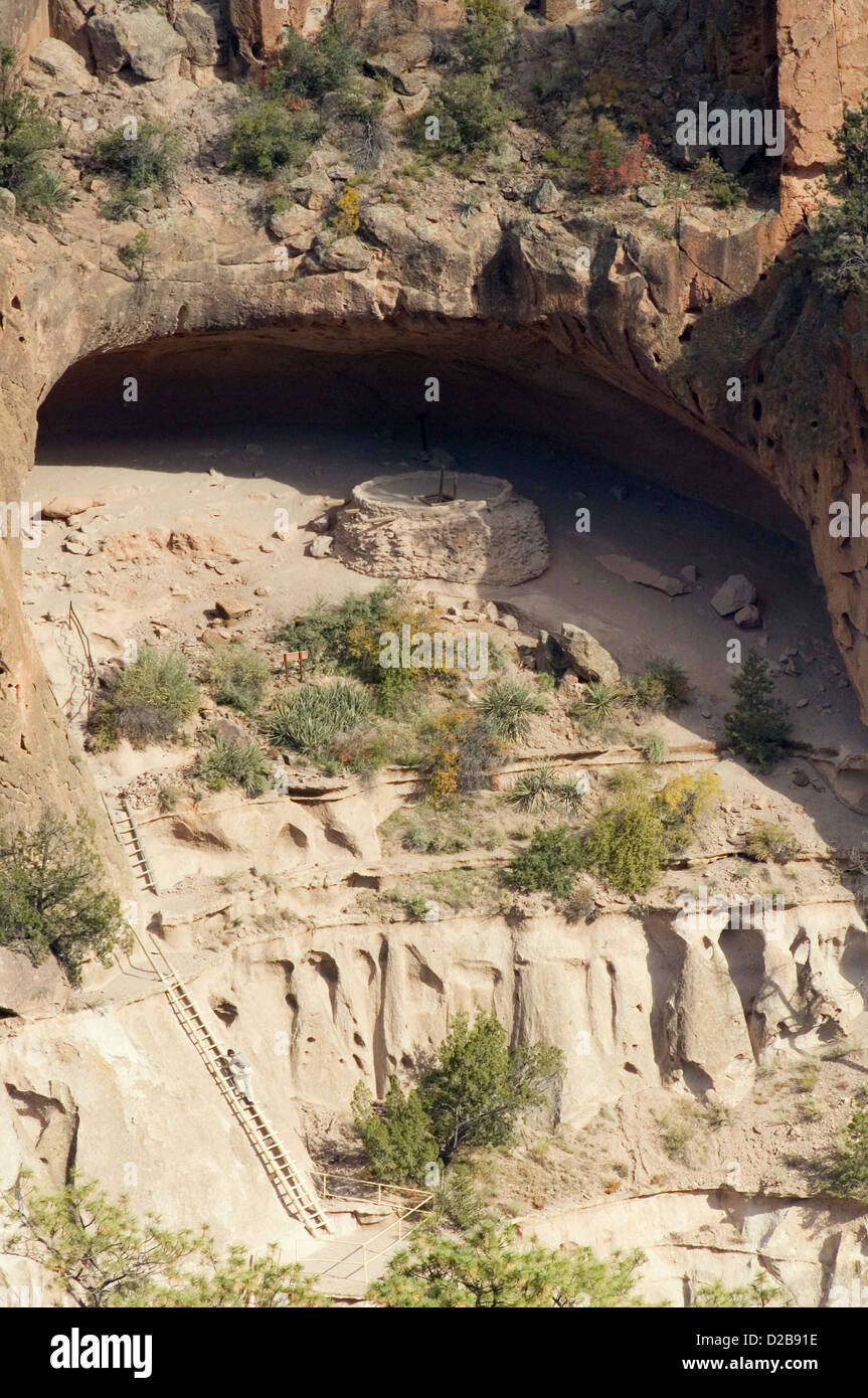 Nische Haus (Ceremonial Cave) In Neumexiko Frijoles Canyon Bandelier National Monument zeigt archäologische Funktionen verlassen Stockfoto