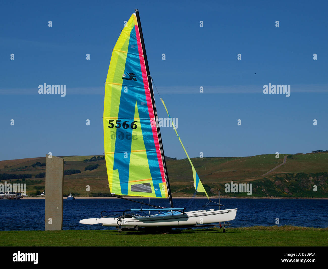 Ein kleines Rennen mit seiner Segel angehoben, schäbig, sitzt auf einem Anhänger am Strand in der Stadt von Cromarty in den schottischen highlands Stockfoto