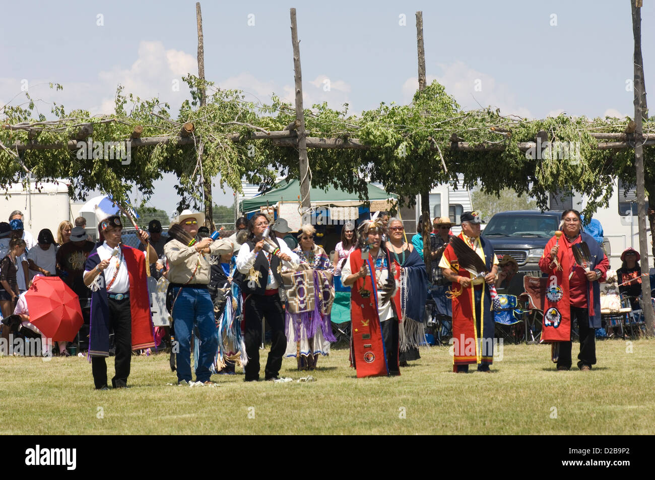 Eine Versammlung Nordamerika Ureinwohner treffen tanzen singen sozialisieren Ehre indianische Kultur Taos Pueblo New Mexiko Stockfoto