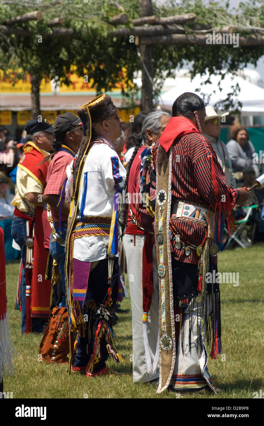 Eine Versammlung Nordamerika Ureinwohner treffen tanzen singen sozialisieren Ehre indianische Kultur Taos Pueblo New Mexiko Stockfoto