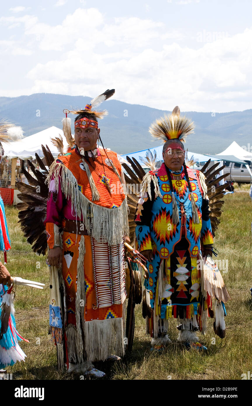Eine Versammlung Nordamerika Ureinwohner treffen tanzen singen sozialisieren Ehre indianische Kultur Taos Pueblo New Mexiko Stockfoto