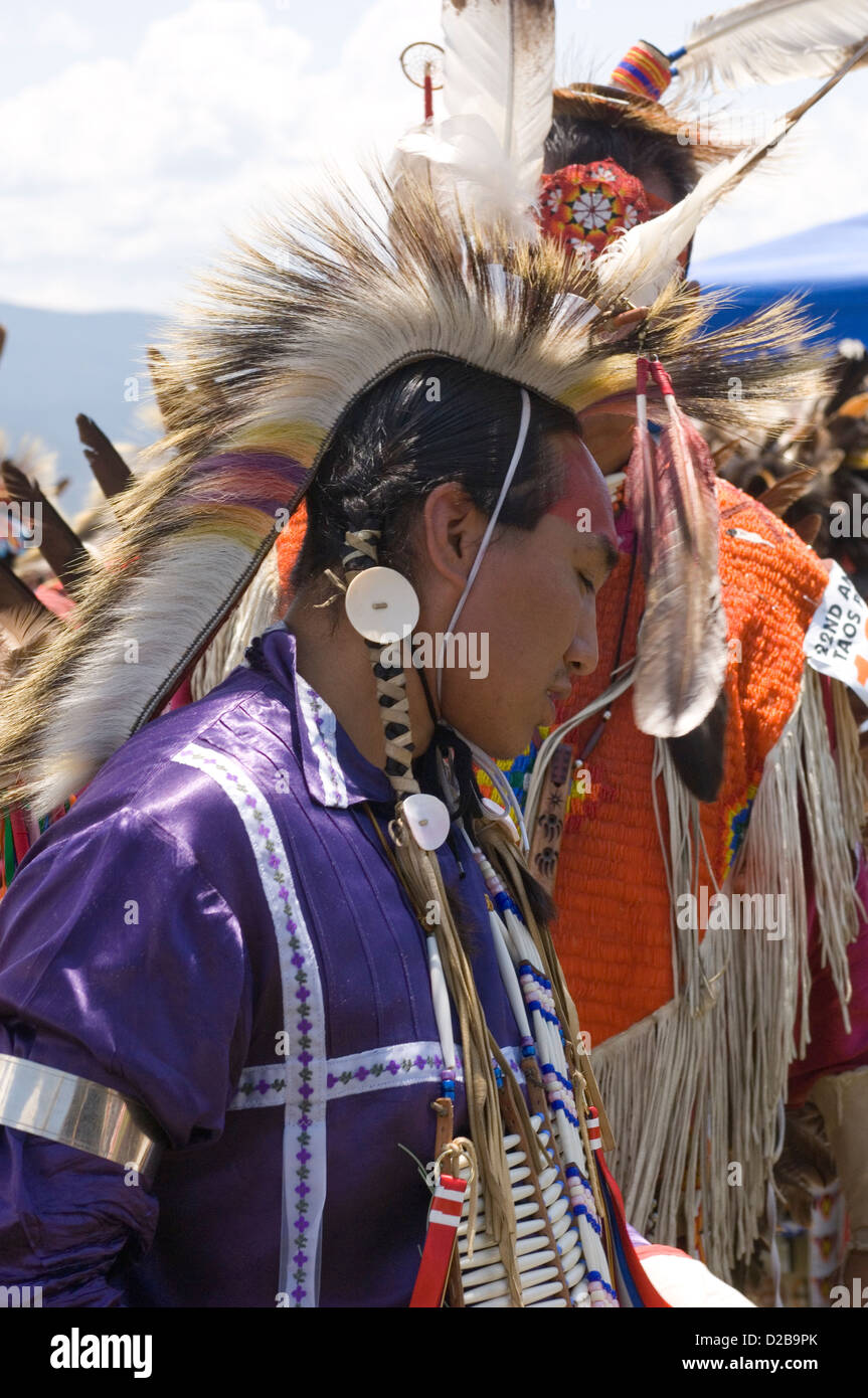Eine Versammlung Nordamerika Ureinwohner treffen tanzen singen sozialisieren Ehre indianische Kultur Taos Pueblo New Mexiko Stockfoto