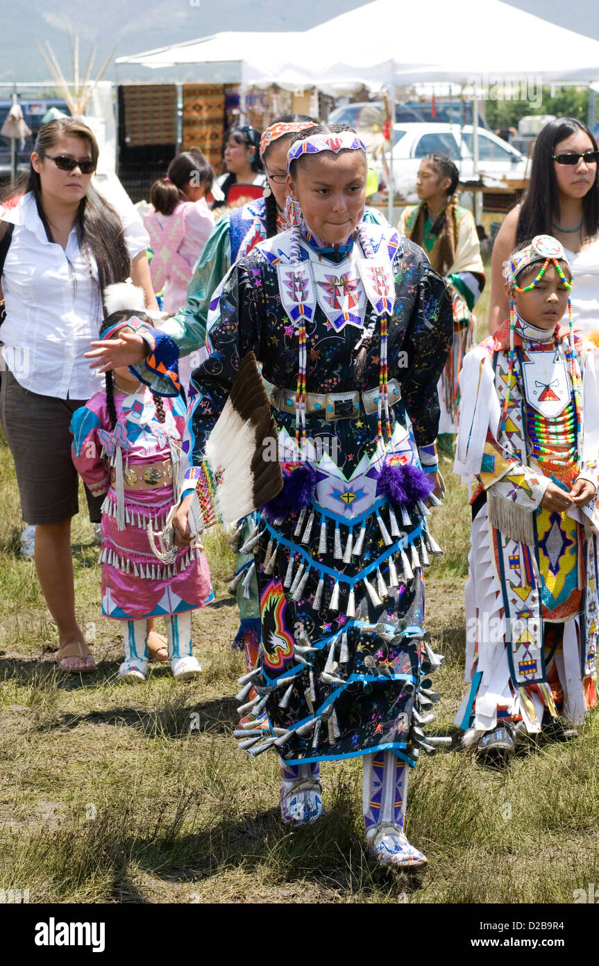 Eine Versammlung Nordamerika Ureinwohner treffen tanzen singen sozialisieren Ehre indianische Kultur Taos Pueblo New Mexiko Stockfoto