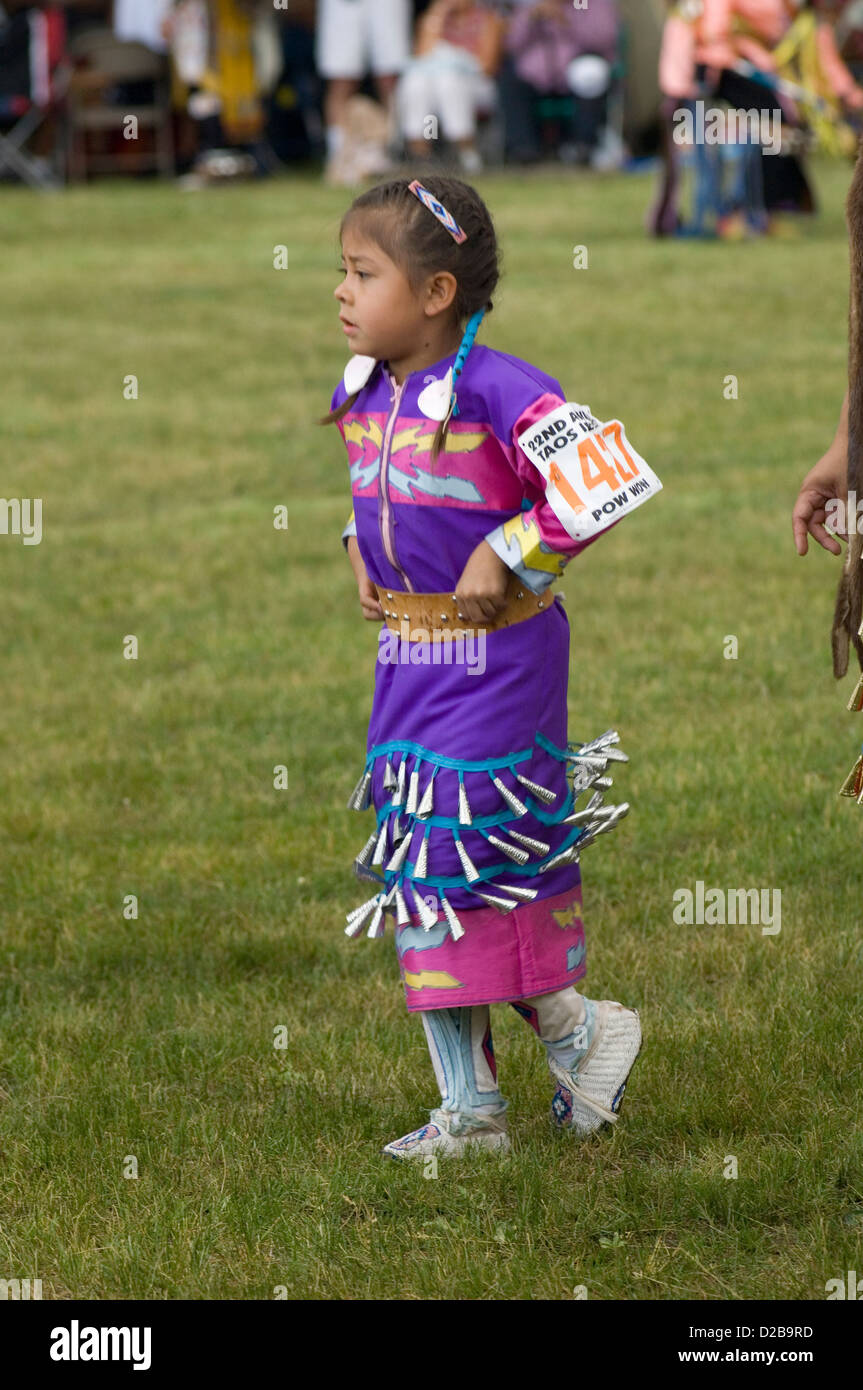 Eine Versammlung Nordamerika Ureinwohner treffen tanzen singen sozialisieren Ehre indianische Kultur Taos Pueblo New Mexiko Stockfoto