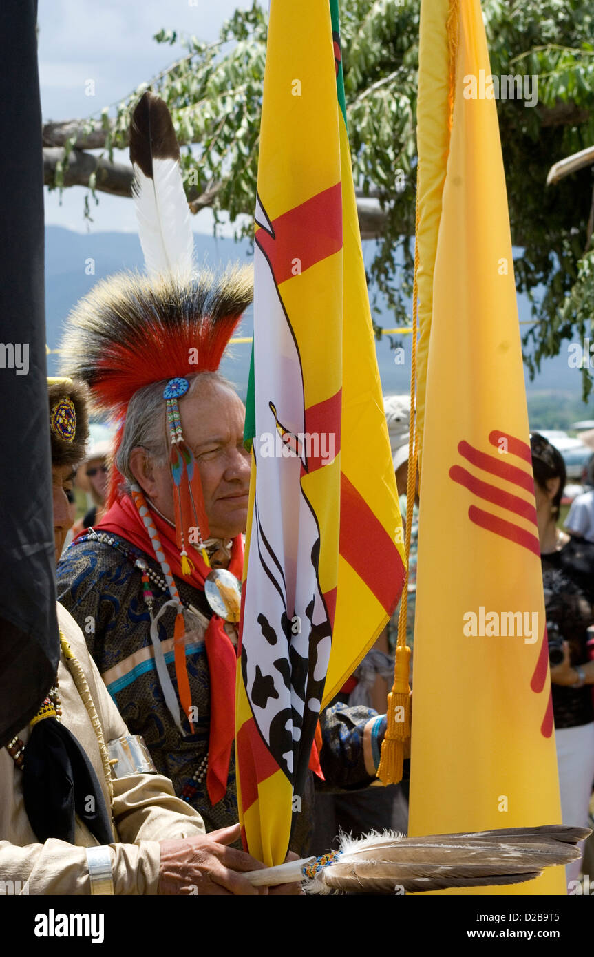 Eine Versammlung Nordamerika Ureinwohner treffen tanzen singen sozialisieren Ehre indianische Kultur Taos Pueblo New Mexiko Stockfoto