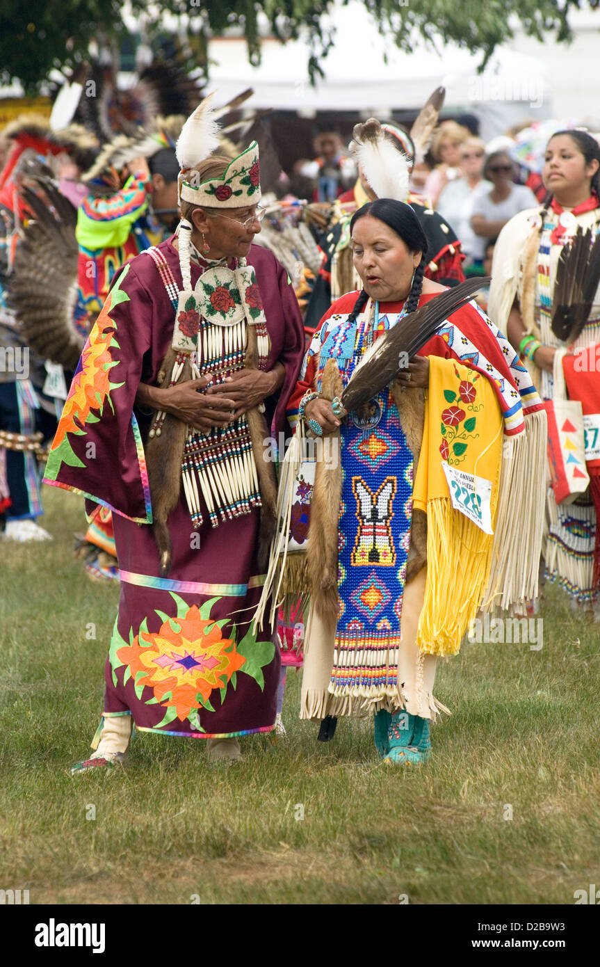 Eine Versammlung Nordamerika Ureinwohner treffen tanzen singen sozialisieren Ehre indianische Kultur Taos Pueblo New Mexiko Stockfoto