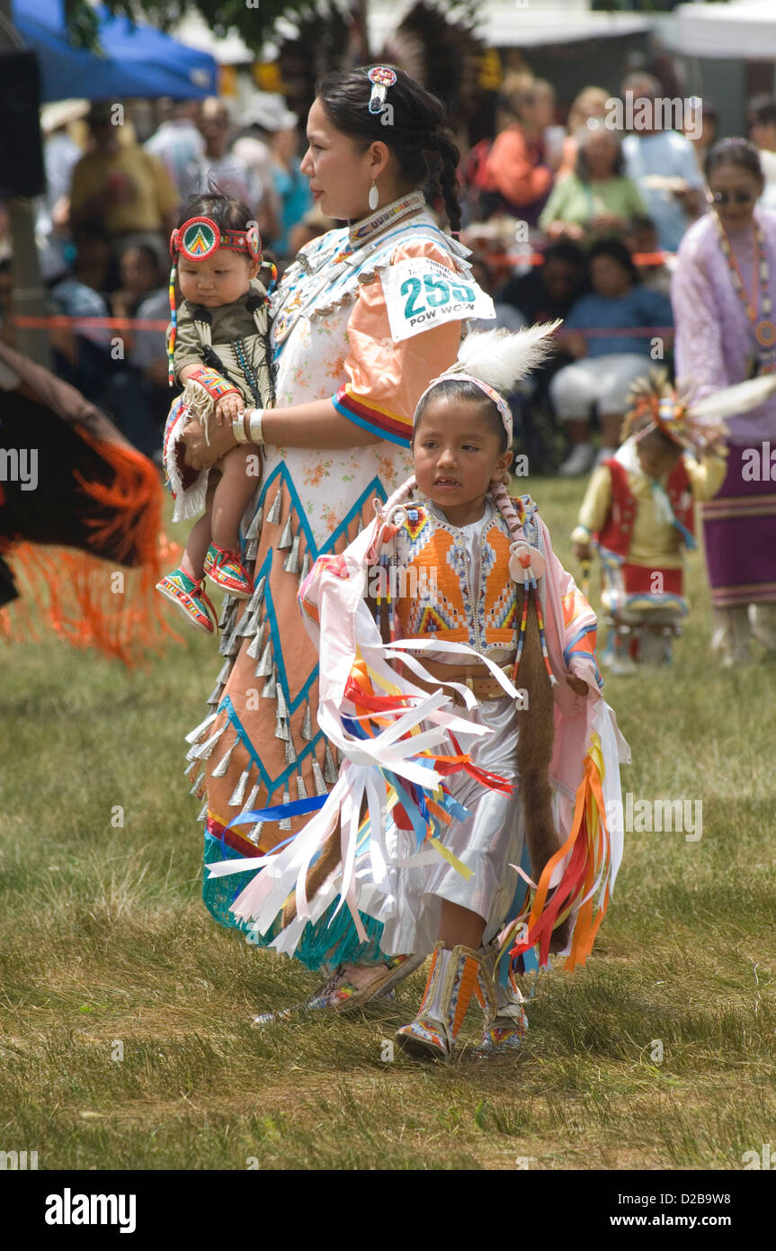 Eine Versammlung Nordamerika Ureinwohner treffen tanzen singen sozialisieren Ehre indianische Kultur Taos Pueblo New Mexiko Stockfoto