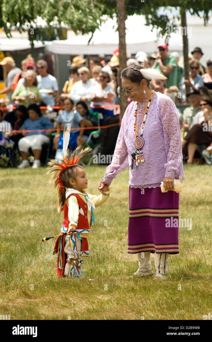 Eine Versammlung Nordamerika Ureinwohner treffen tanzen singen sozialisieren Ehre indianische Kultur Taos Pueblo New Mexiko Stockfoto