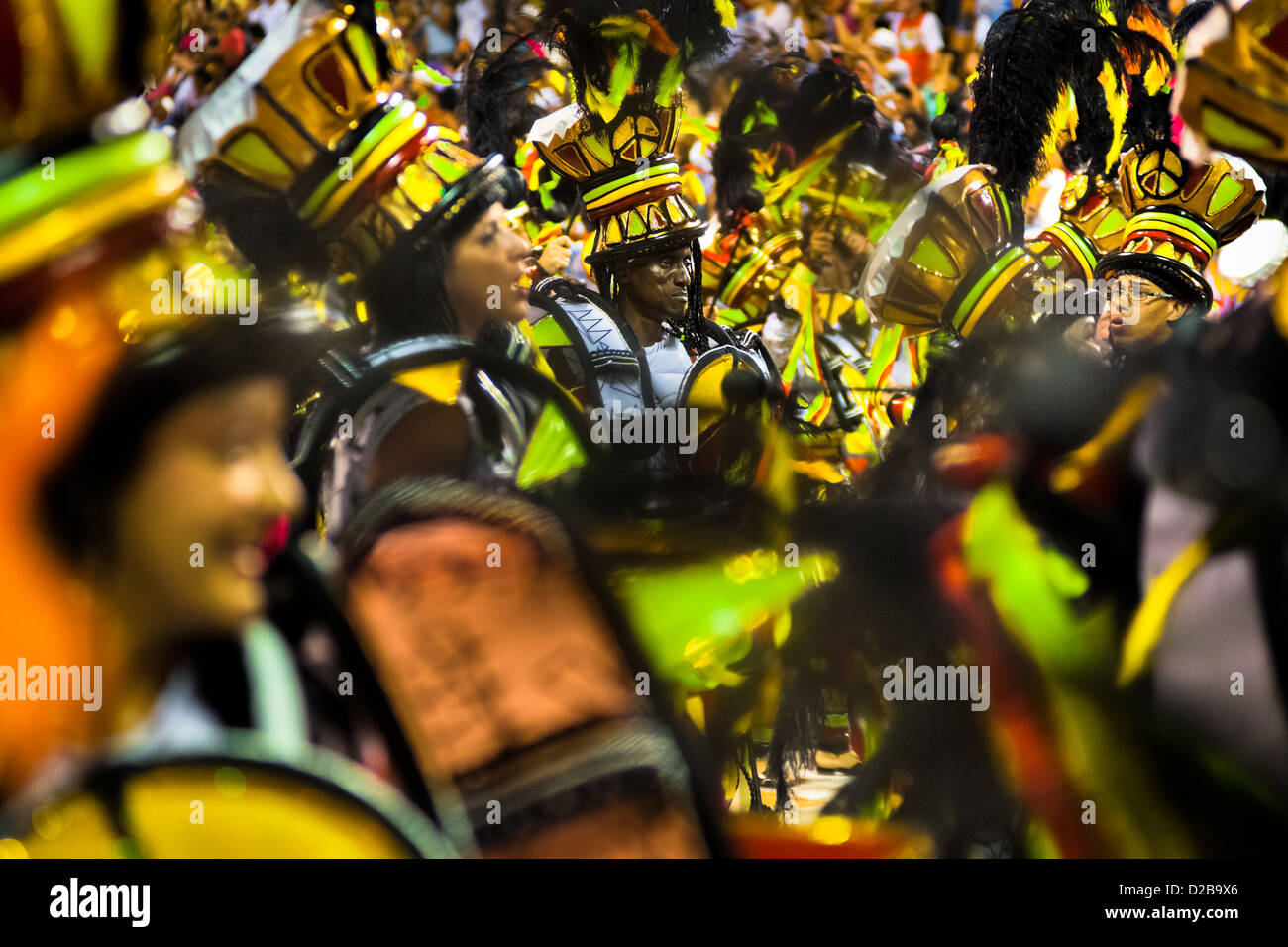 Tänzer der Sambaschule Portela durchführen während der karnevalsumzug am Sambadrome in Rio de Janeiro, Brasilien. Stockfoto