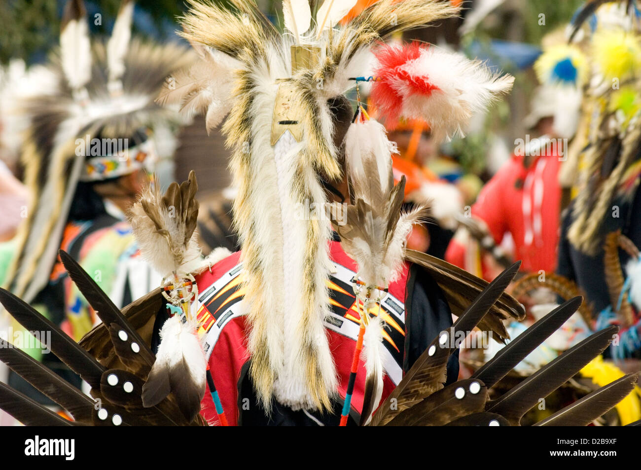 Eine Versammlung Nordamerika Ureinwohner treffen tanzen singen sozialisieren Ehre indianische Kultur Taos Pueblo New Mexiko Stockfoto