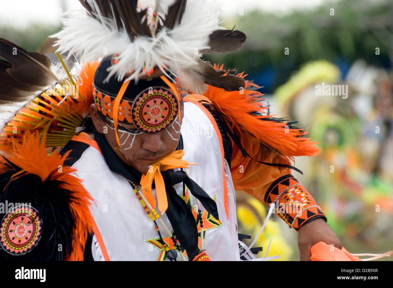 Eine Versammlung Nordamerika Ureinwohner treffen tanzen singen sozialisieren Ehre indianische Kultur Taos Pueblo New Mexiko Stockfoto