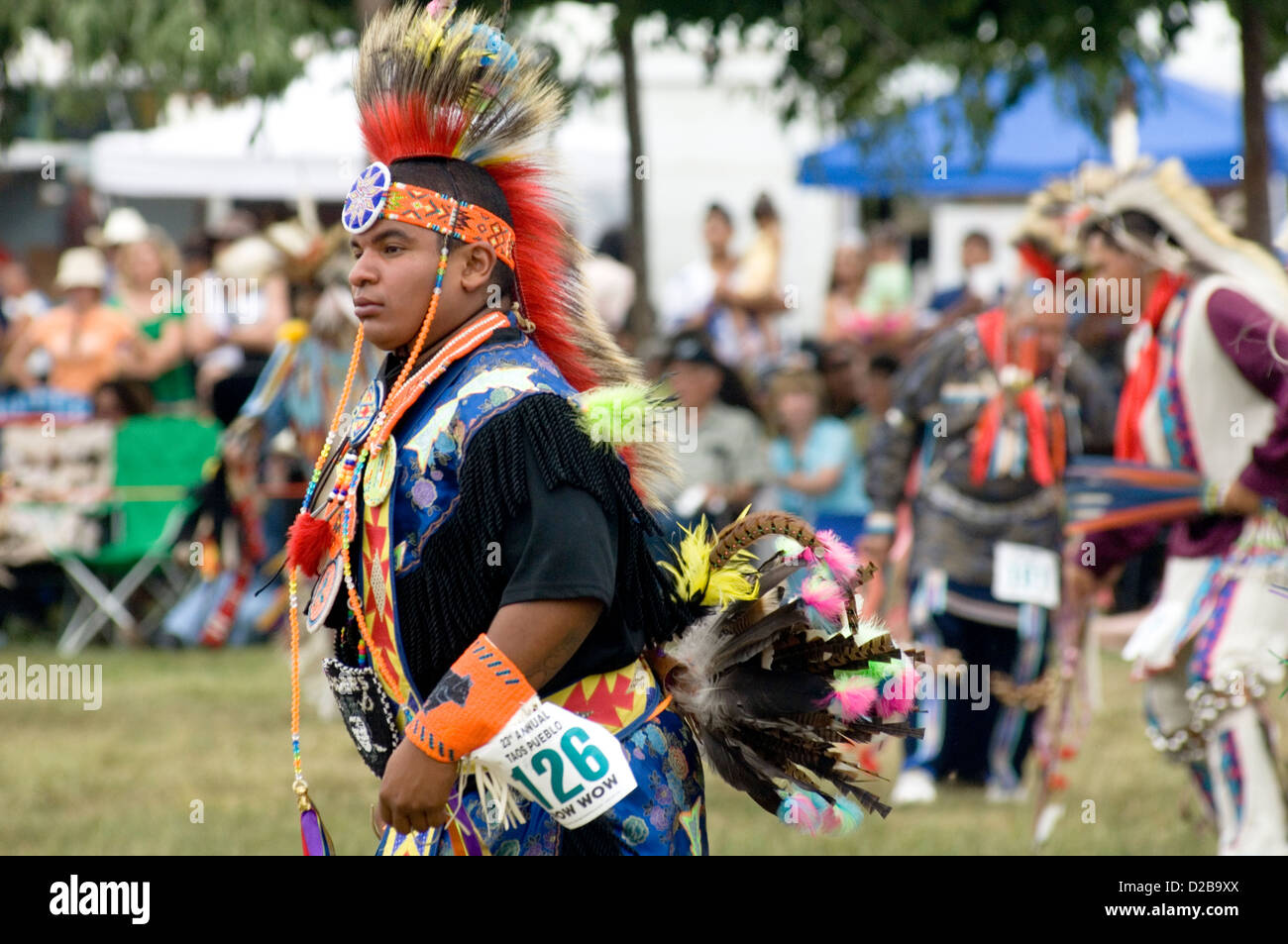 Eine Versammlung Nordamerika Ureinwohner treffen tanzen singen sozialisieren Ehre indianische Kultur Taos Pueblo New Mexiko Stockfoto