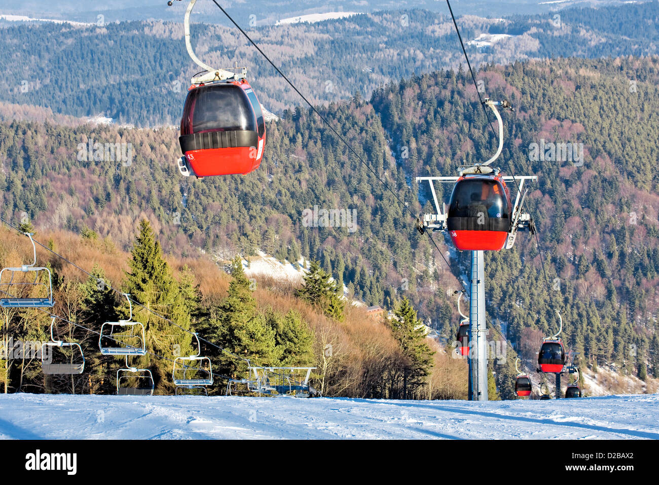 Ski-Station in den polnischen Bergen. Rote Gondel. Stockfoto