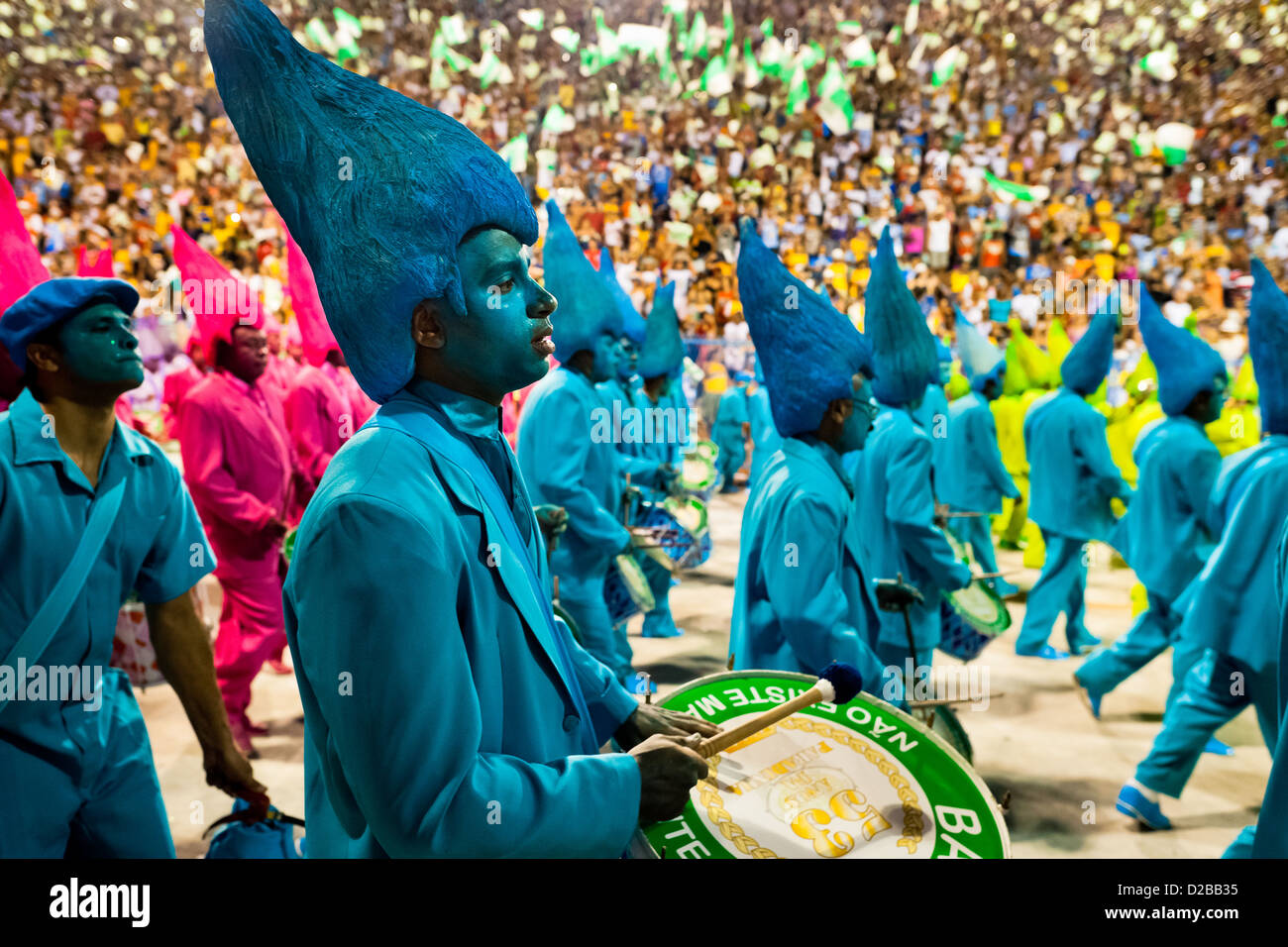 Die Trommeln Abschnitt Mocidade Samba-Schule führt während der Karnevalsumzug am Sambadrome in Rio De Janeiro, Brasilien. Stockfoto