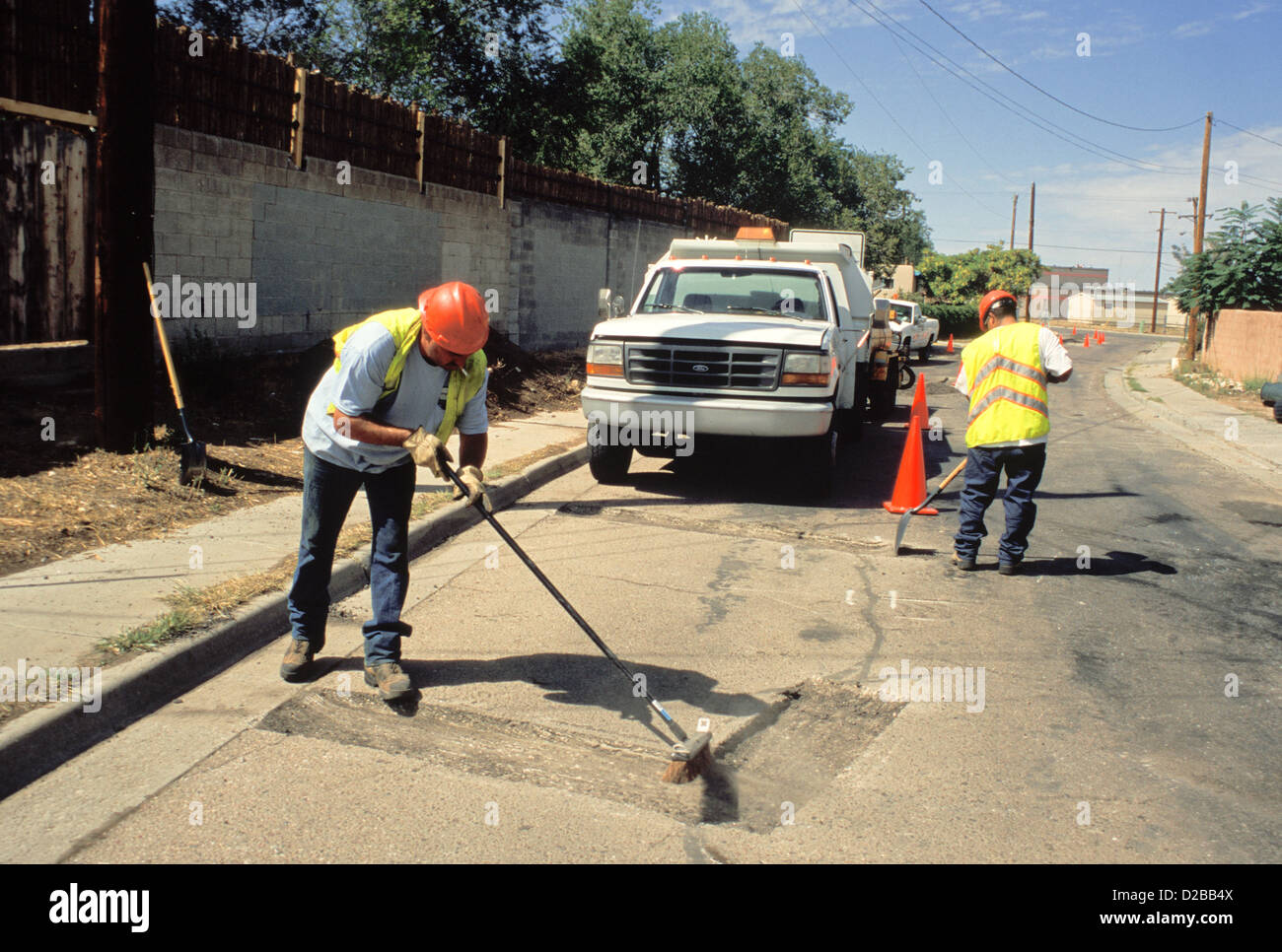 New-Mexico. Santa Fe. Lopez Street Straßenreparatur. LKW und Arbeiter mit Schaufel und Besen Stockfoto