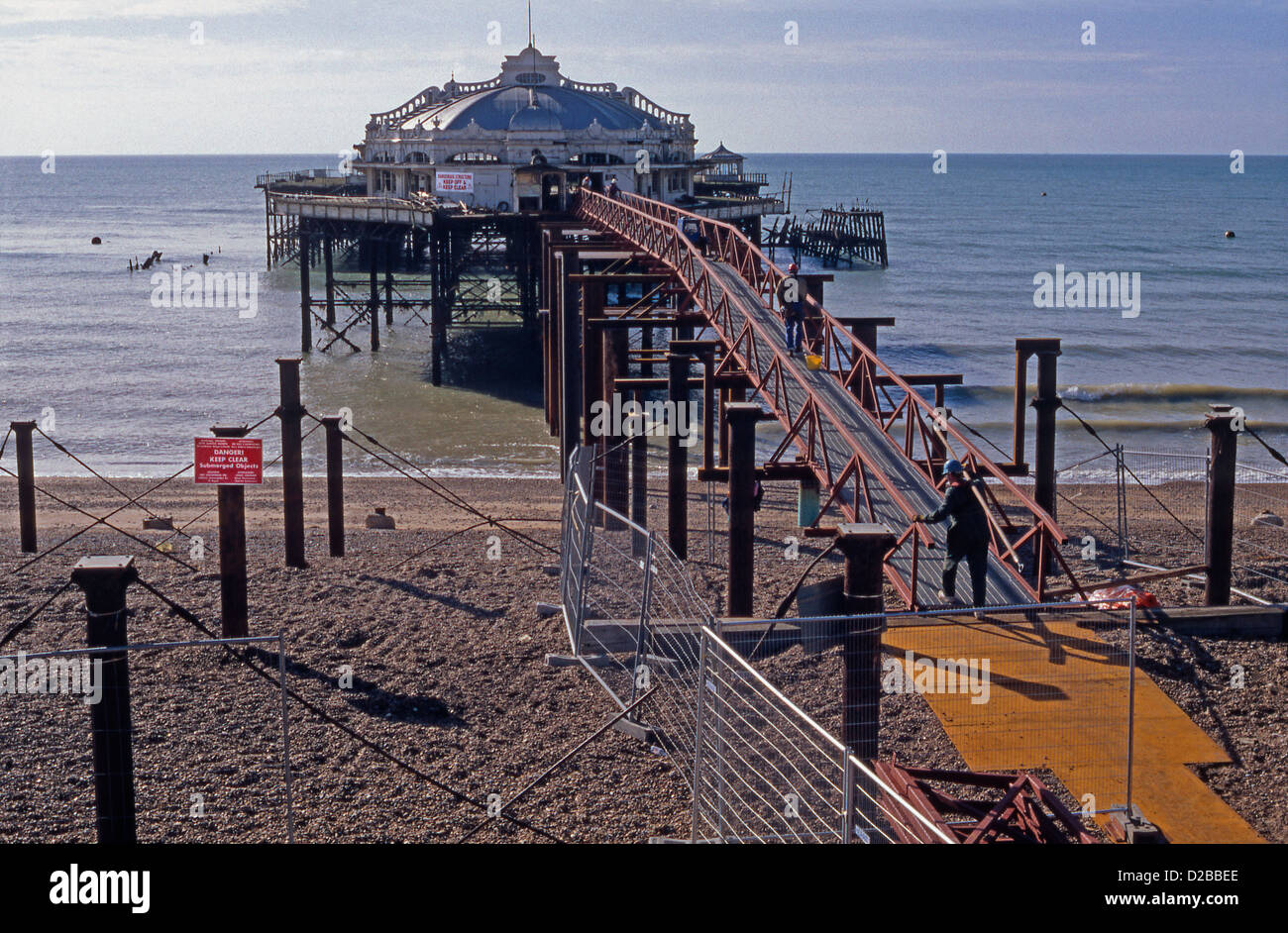 Brightons beschädigt West Pier in 1996 fotografiert - Touren davon waren zu diesem Zeitpunkt noch möglich über den Laufsteg gezeigt Stockfoto