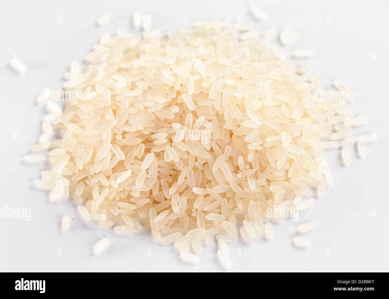 Handvoll Reis auf einem weißen Hintergrund. Stockfoto