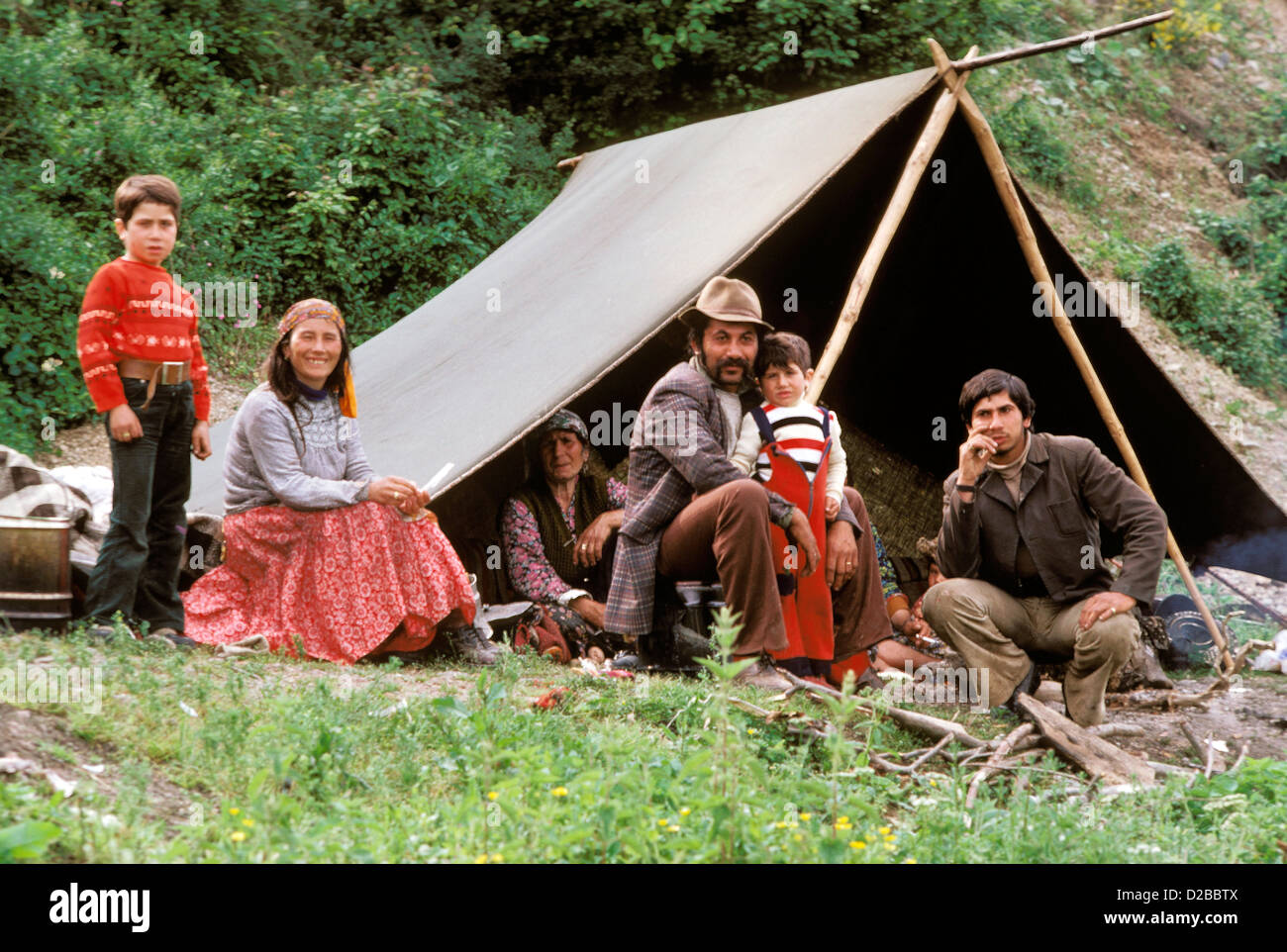 Jugoslawien. Zigeunerfamilie vor Zelt. Stockfoto