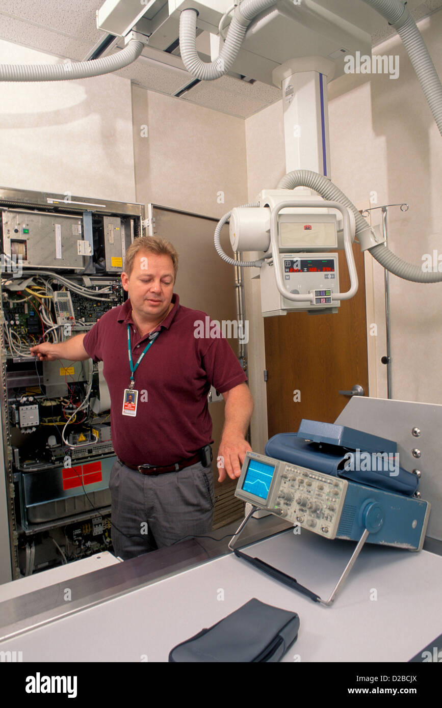 Techniker reparieren Röntgengerät Stockfoto