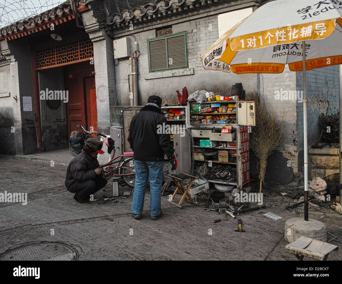 Einem Stand am Straßenrand der Fahrrad-Reparatur in Beijing Hutong Stockfoto