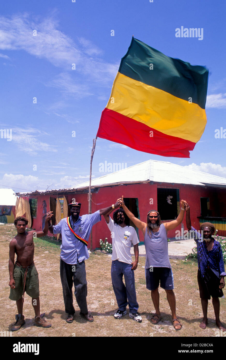 Jamaika, Trelawny Beach... Rastafari Männer mit Flagge Stockfoto