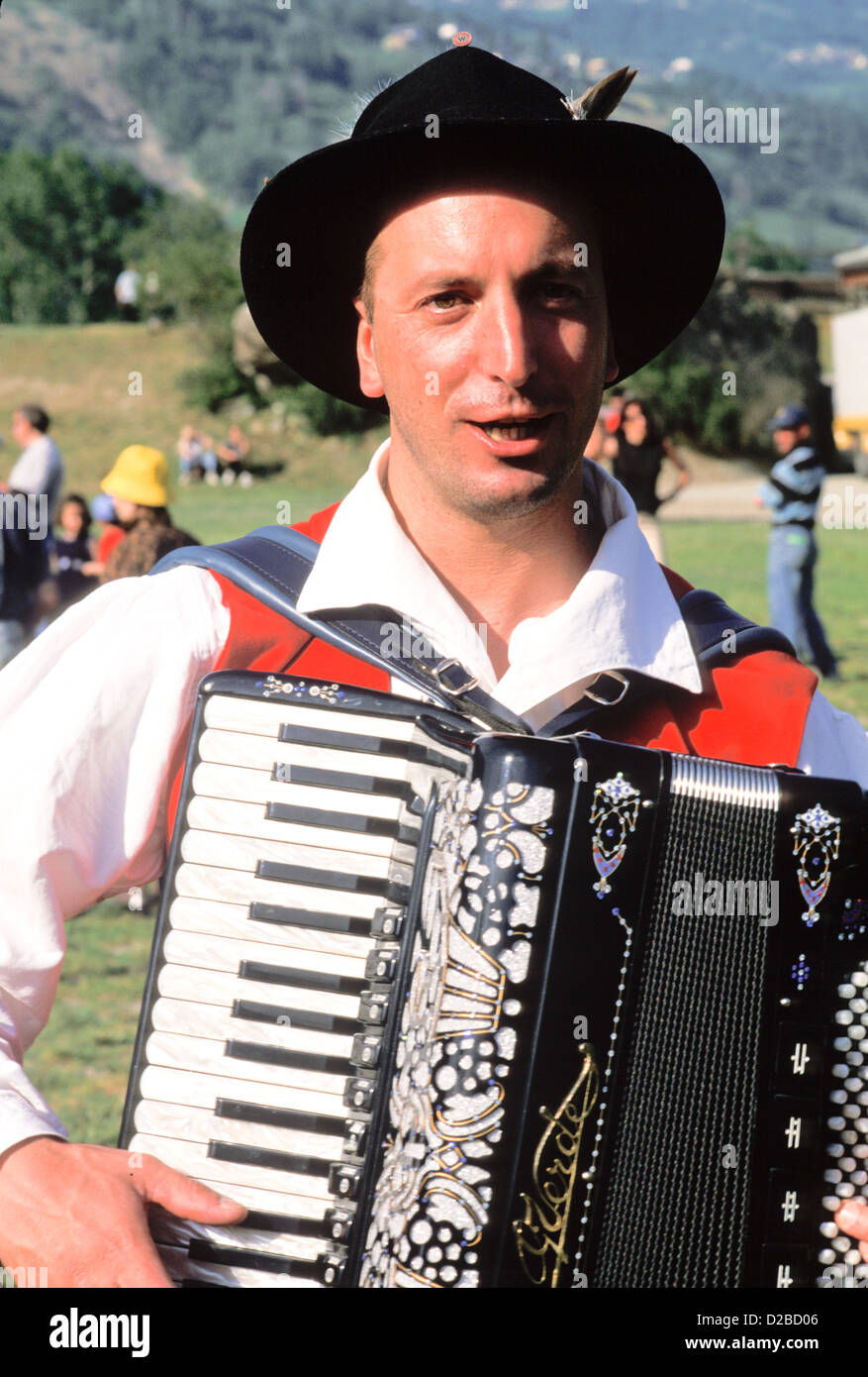 Italien, Fenis. Italienische Alpen-Musik-Festival. Man spielt Akkordeon Stockfoto