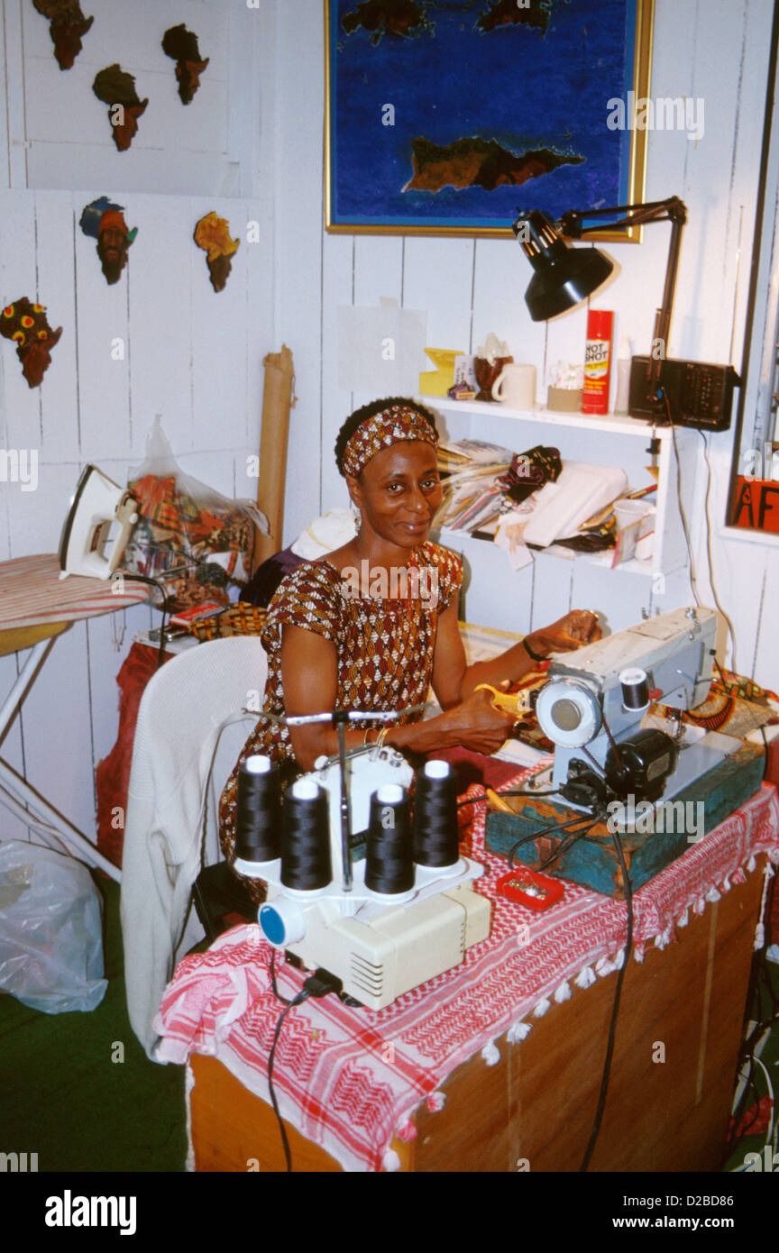 Virgin Islands, St. Thomas. Frau, die an Nähmaschine arbeitet. Stockfoto