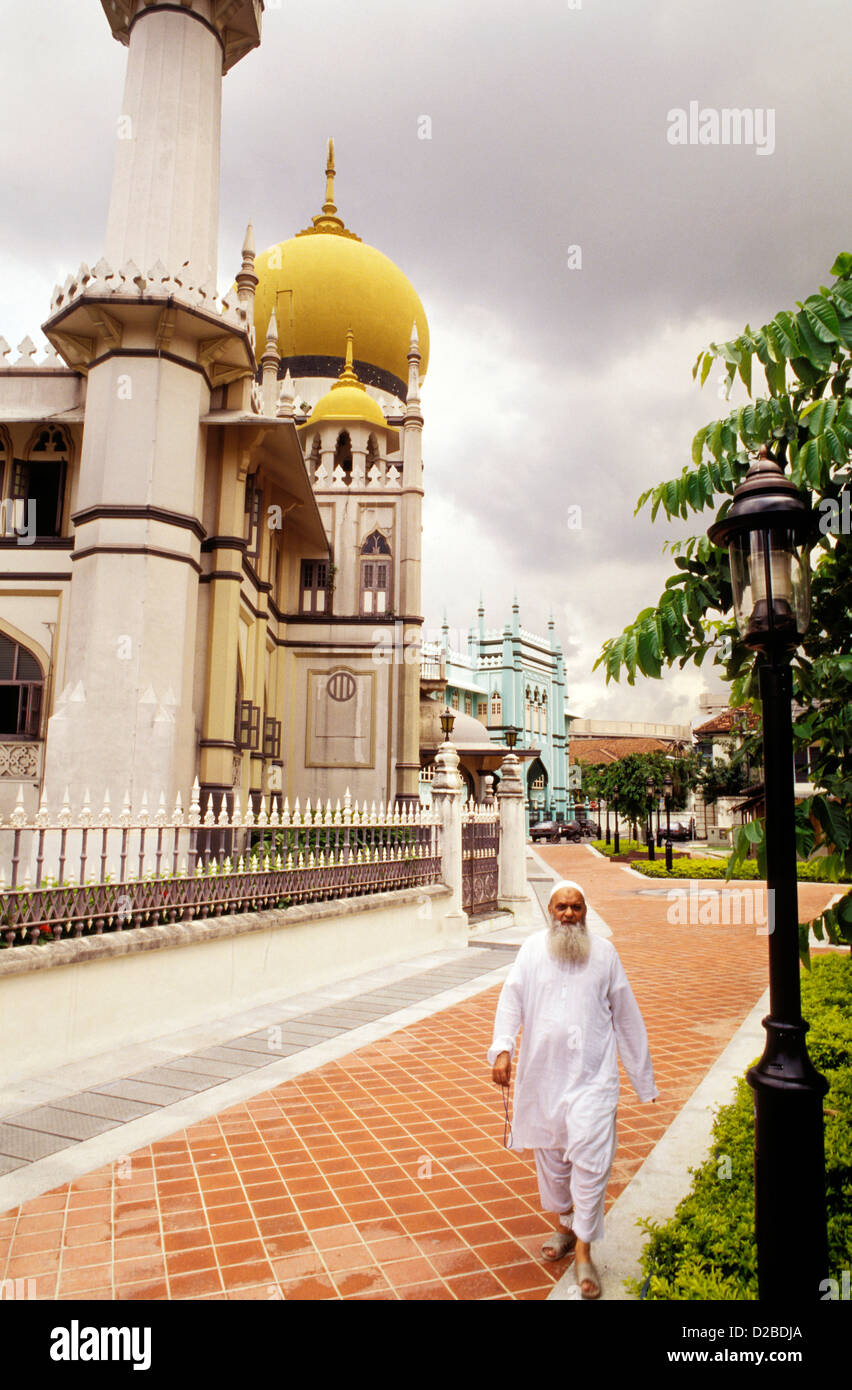 Singapur. Muslimischen Mann zu Fuß in der Nähe von indischen Moschee. Stockfoto