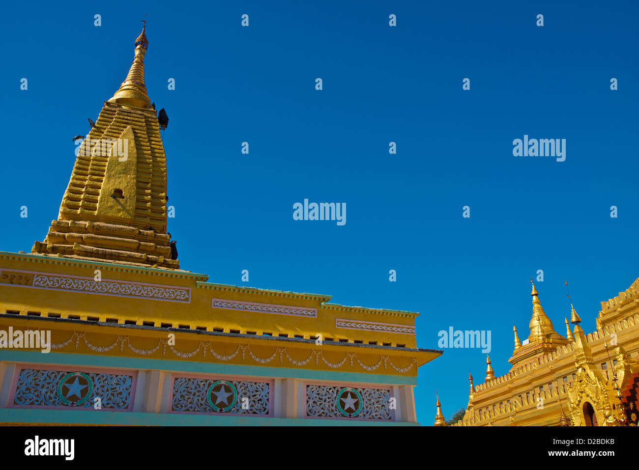 Pilger Fuß rund um die Shwezigon Pagode Goldene Pagode in Paya, Bagan, Myanmar. Stockfoto