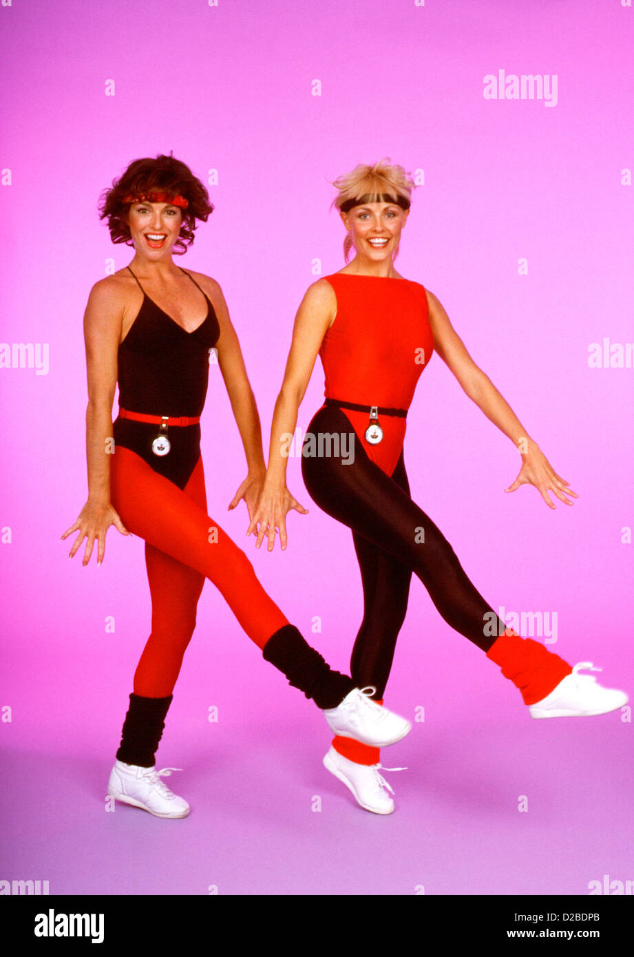 1980 die. zwei Frauen In Trainingskleidung Aerobic. Stockfoto