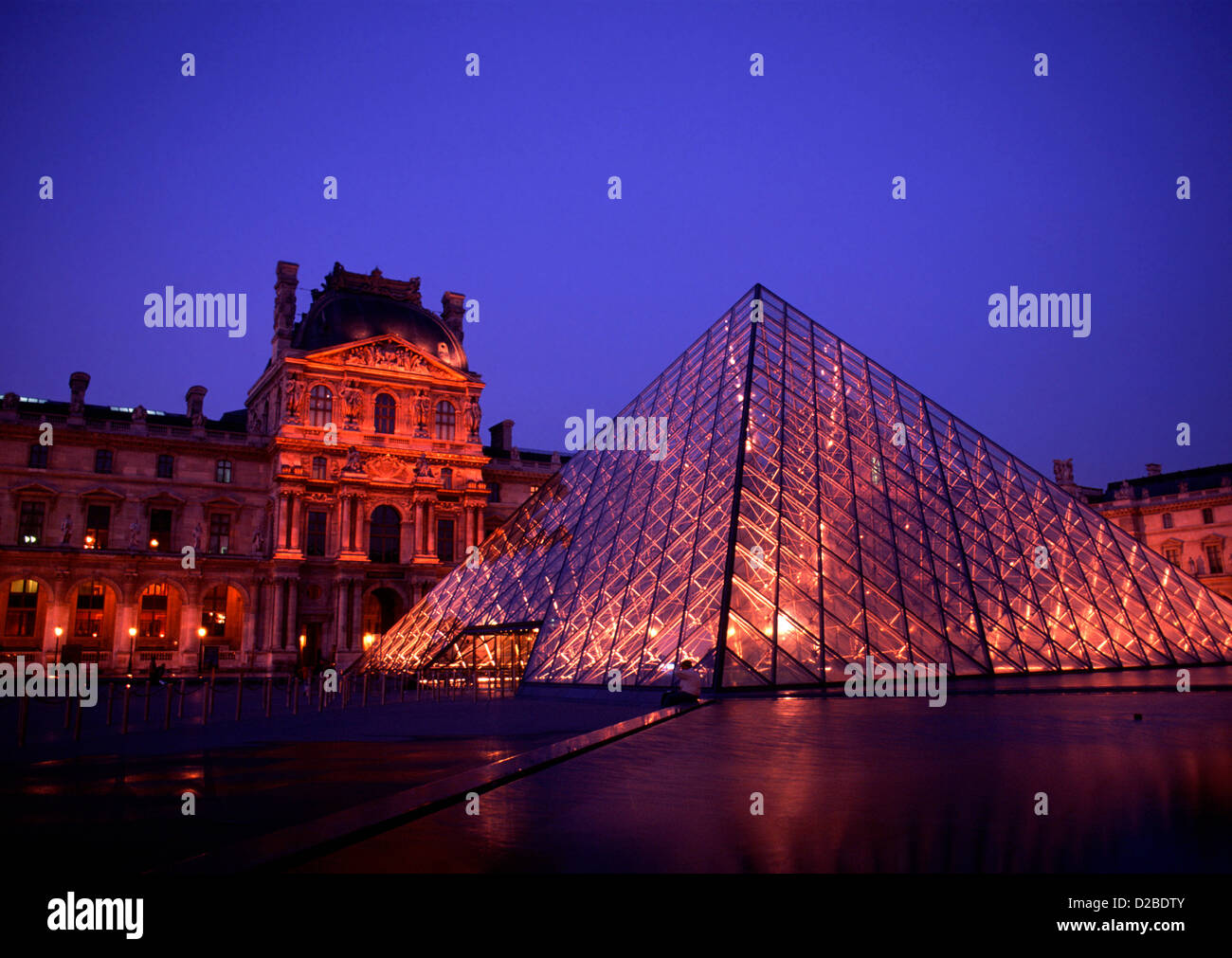 Frankreich, Paris. Der Louvre bei Nacht Stockfoto