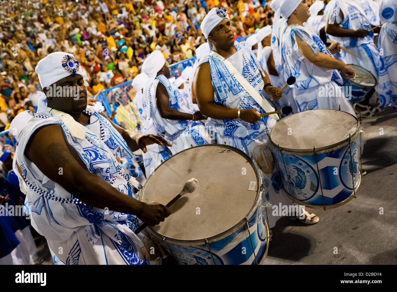 Die Schlagzeug-Abschnitt der Sambaschule Portela führt während der Karnevalsumzug am Sambadrome in Rio De Janeiro, Brasilien. Stockfoto