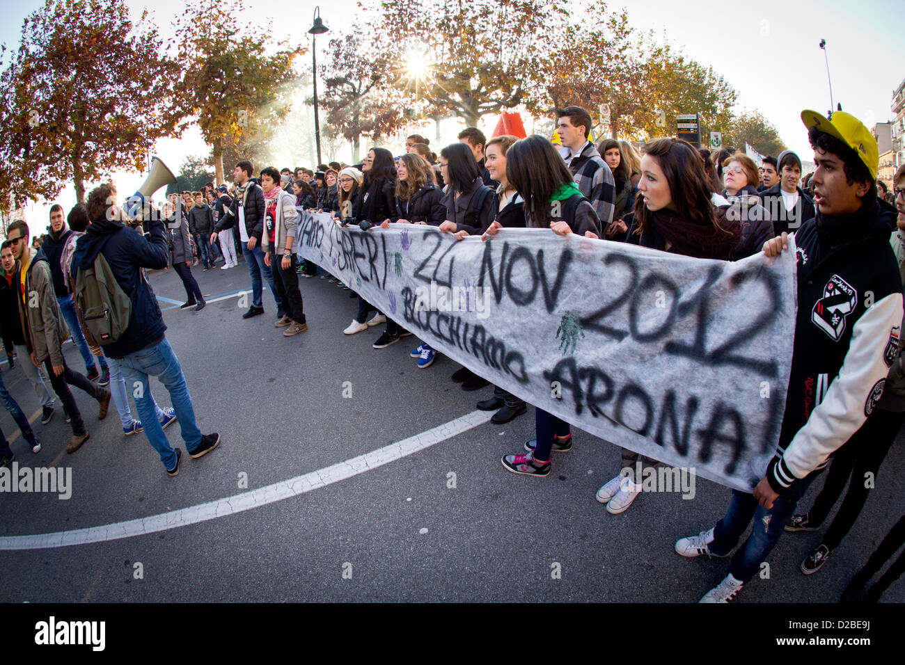 24. November 2012 - Arona (NO)-Italien - Protestmarsch der Studierenden zu Gunsten der öffentlichen Schule Stockfoto