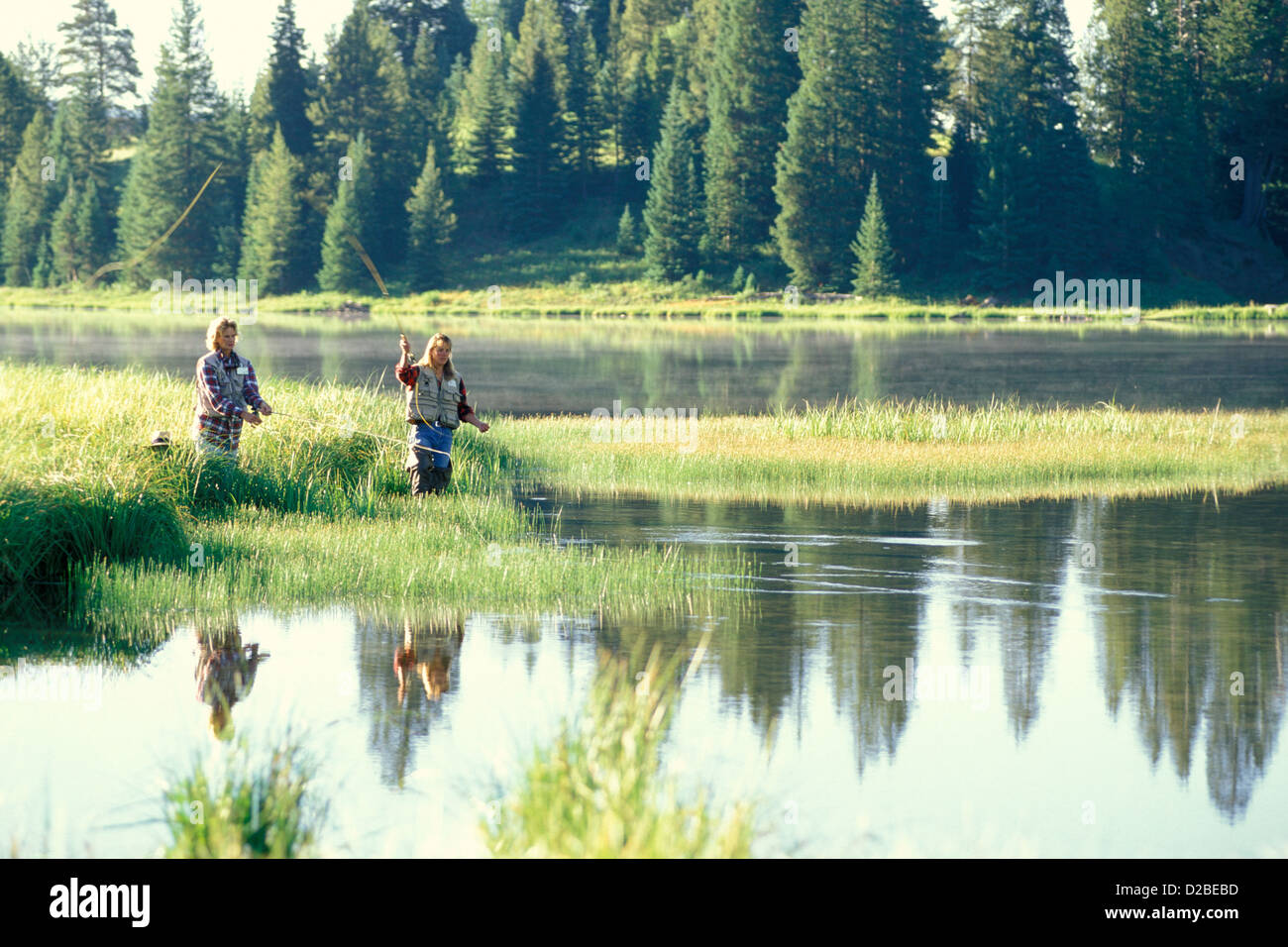 Crested Butte, Colorado Nicholson See. Mutter und Tochter Fliegenfischen. Stockfoto